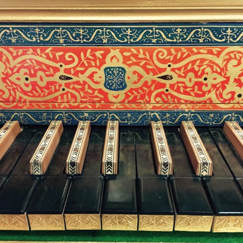Portada original de Imaginarium I, con un teclado de aspecto histórico decorado en rojo y azul